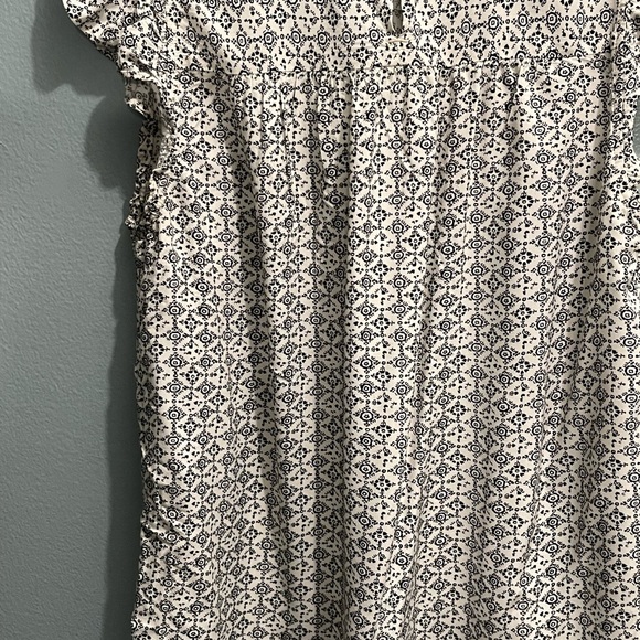 Loft Outlet in good condition flutter sleeve, ruffled next top. Size Medium - Picture 4 of 13